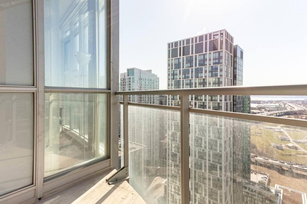تورونتو Luxury Downtown Lakeview & City View Condo المظهر الخارجي الصورة